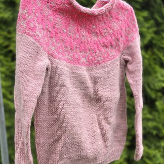 Lapsen vaaleanpunainen neulepaita